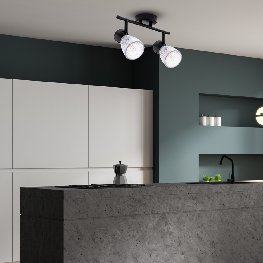 Nowoczesna lampa w klasycznej kuchni