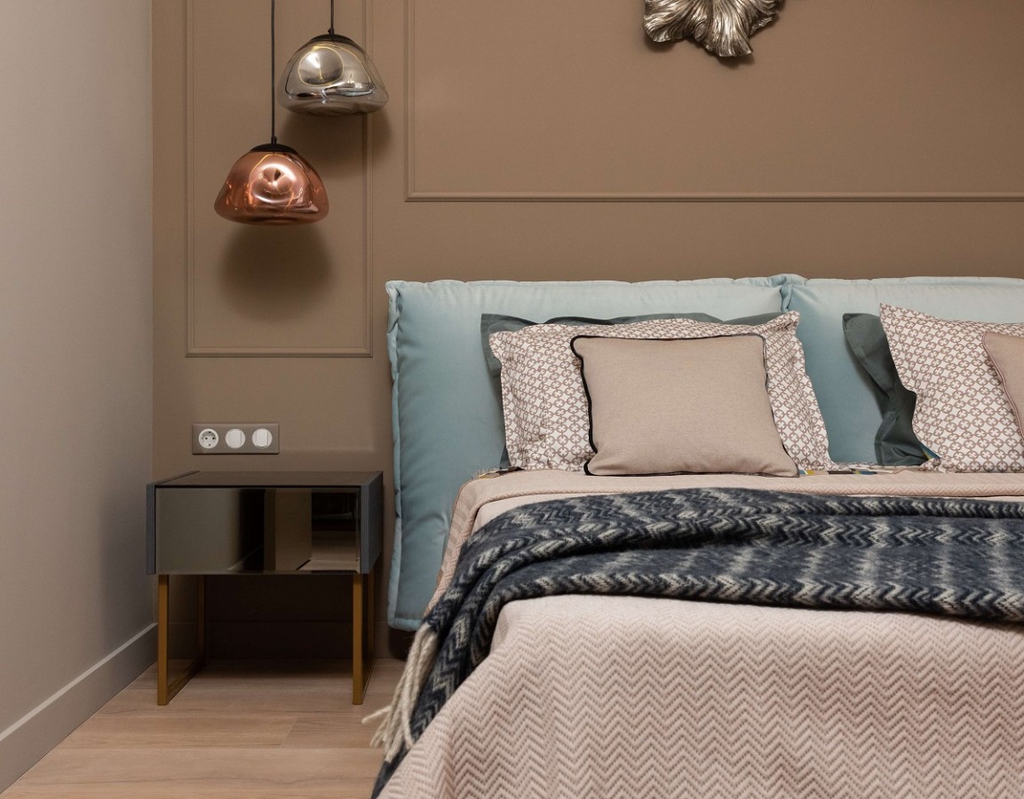 Niewielka lampa w kolorze rose gold w sypialni