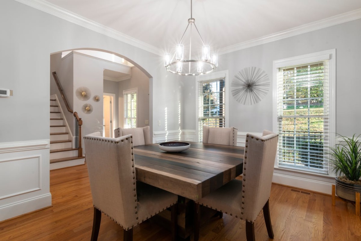 Lampa sufitowa w nowoczesnym salonie