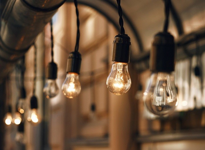 Girlanda z żarówkami LED wewnątrz budynku 