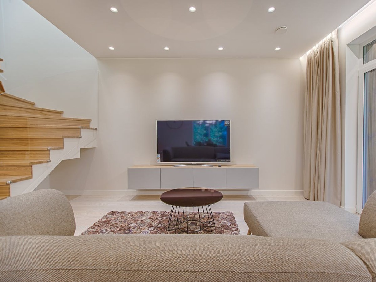 Oświetlenie punktowe nad telewizorem