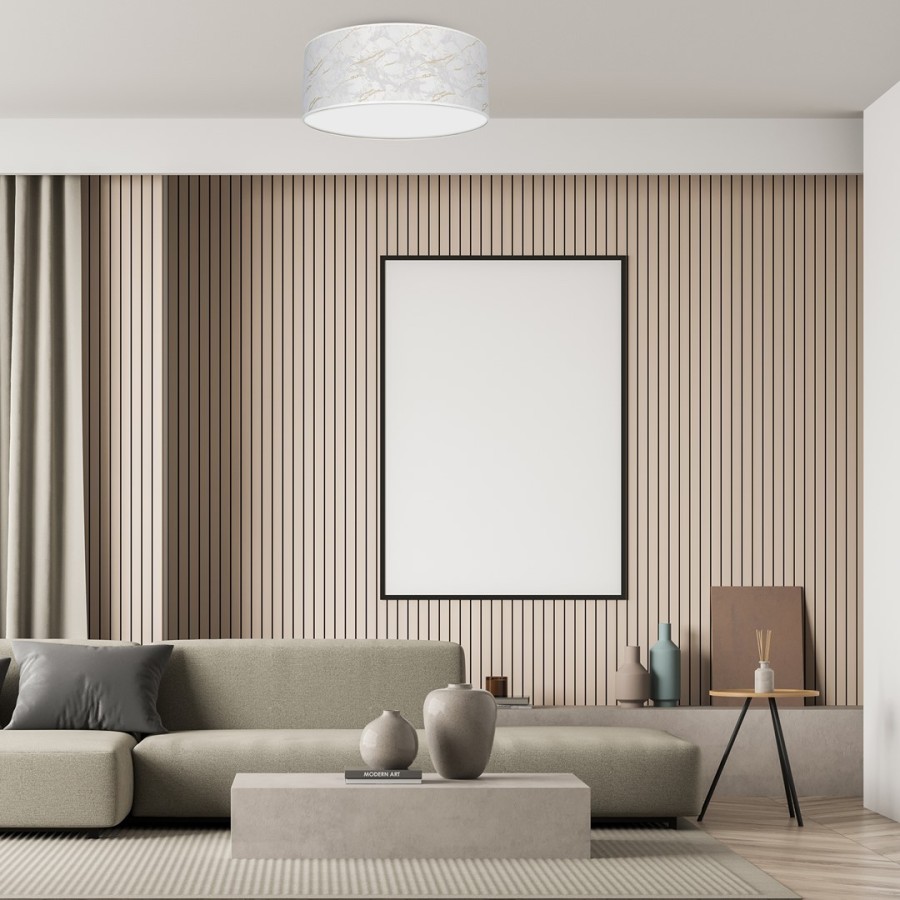 Biała lampa sufitowa w salonie