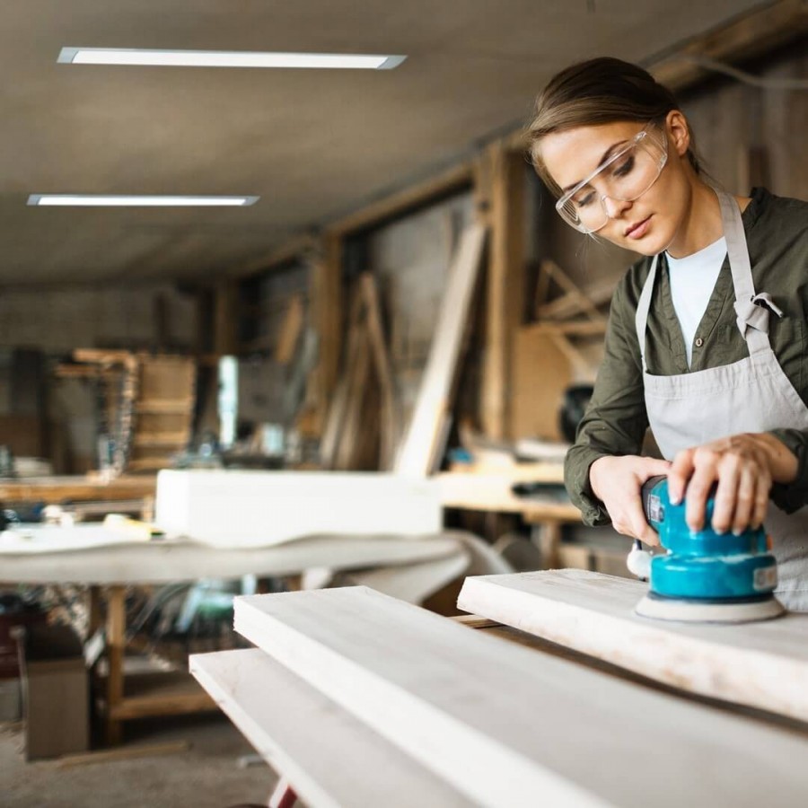 Kobieta wykonująca pracę w warsztacie stolarskim