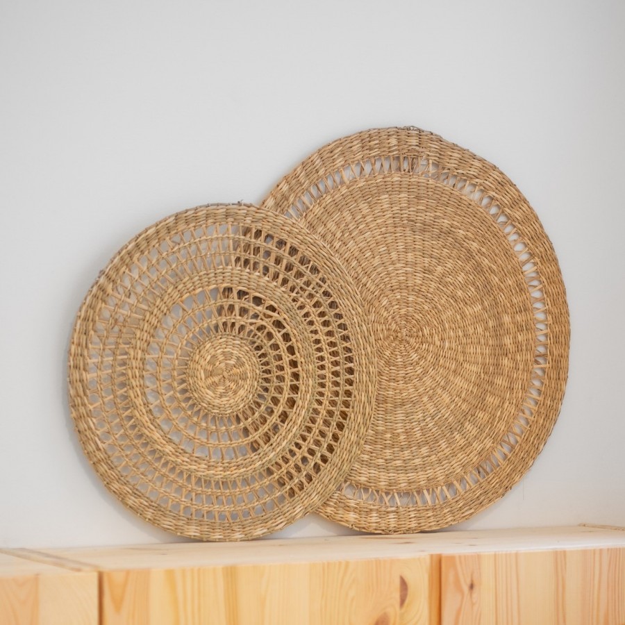 Ozdoby w kształcie okręgu wykonane z rattanu na komodzie