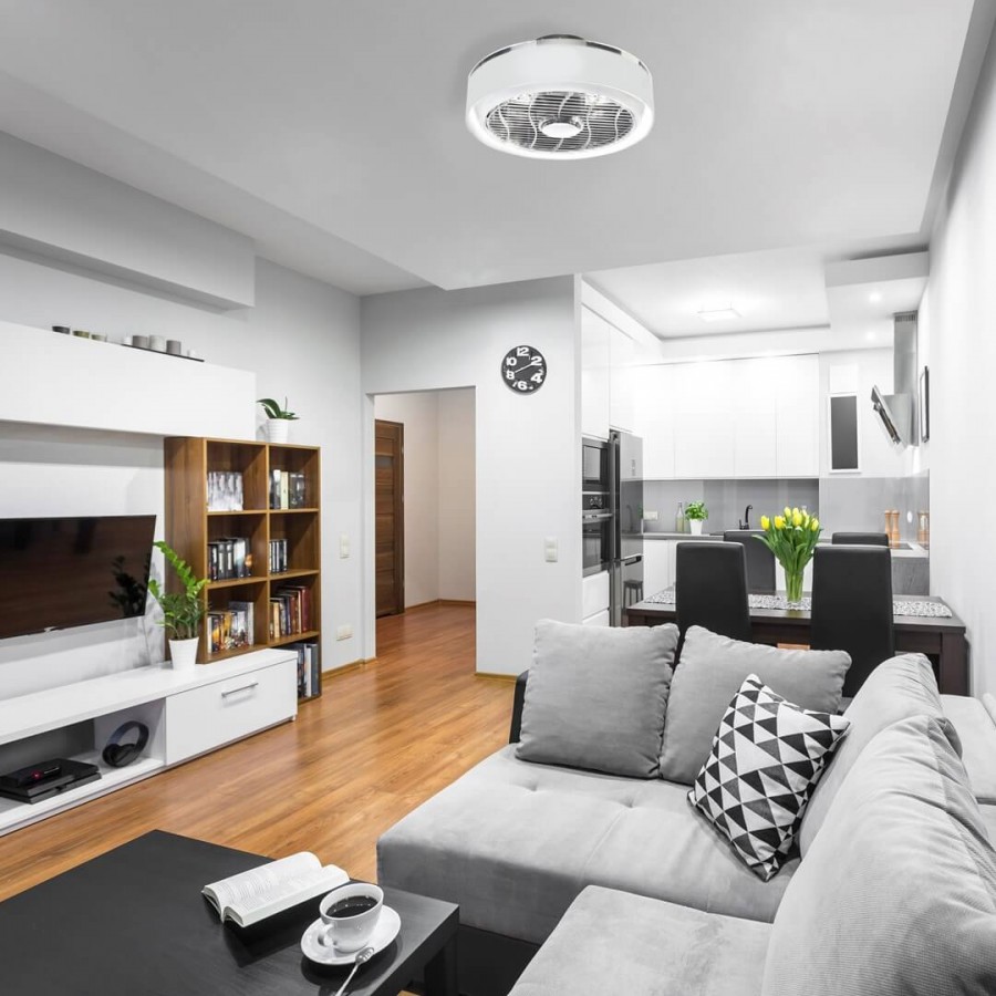 Biała plafoniera z wentylatorem w salonie 