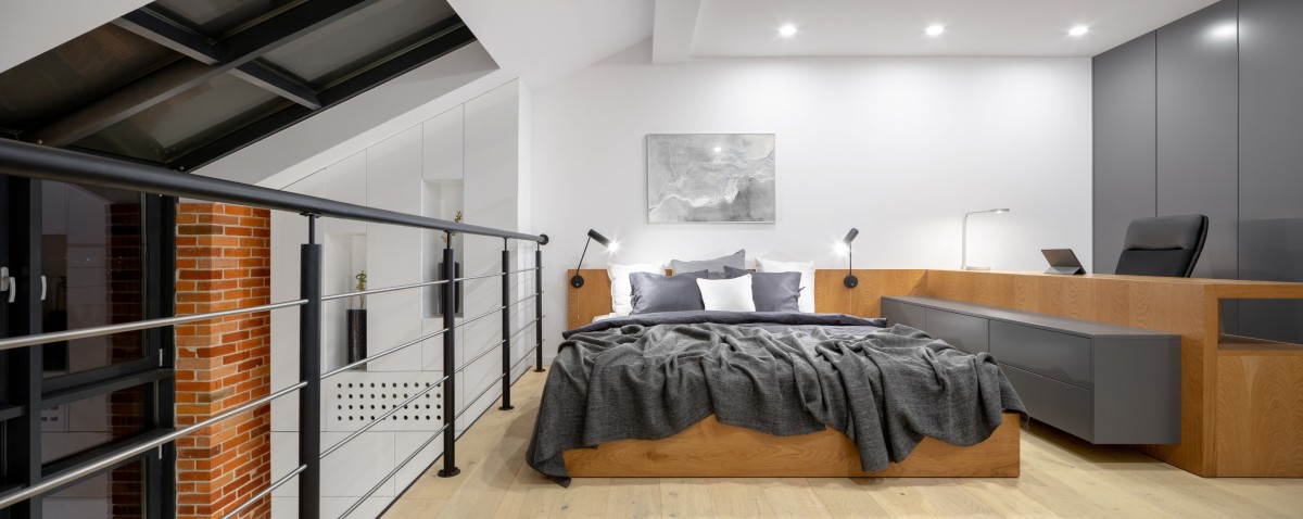 Salon z antresolą urządzoną jako sypialnia i biuro