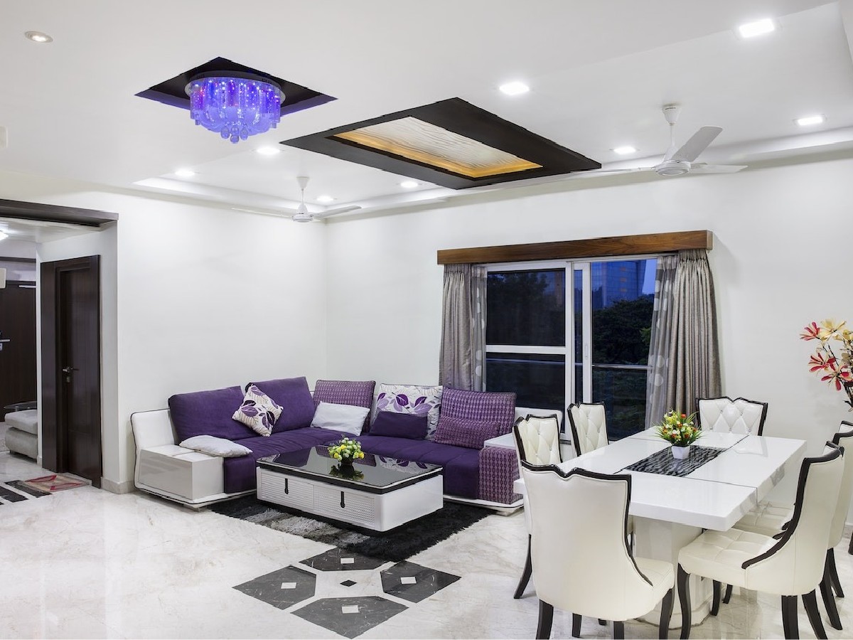 Przykładowa aranżacja lamp sufitowych w nowoczesnym salonie