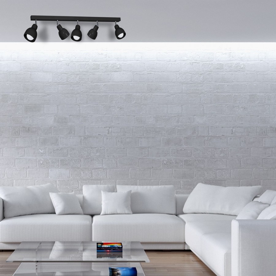 Reflektor sufitowy MiLAGRO Pik Black w salonie oświetlający ścianę - aranżacja