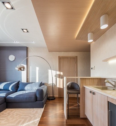 Wystrój pokoju z sufitowymi lampami skandynawskimi