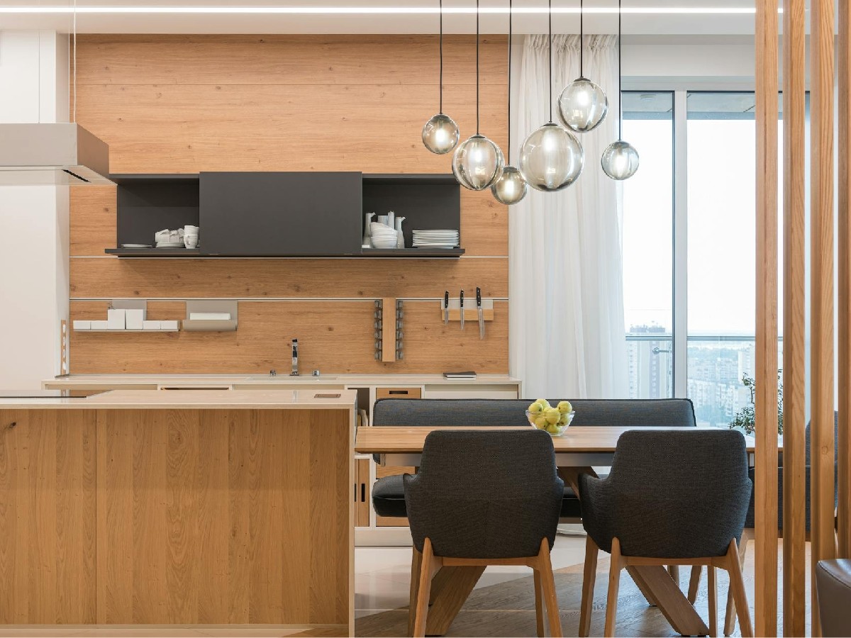 Srebrne lampy wiszące nad stołem w jadalni