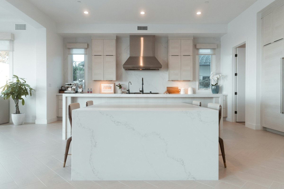 Sufitowe oświetlenie punktowe nad wyspą kuchenną