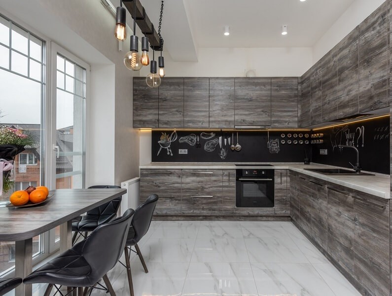 Sufitowe lampy skandynawskie w kuchni