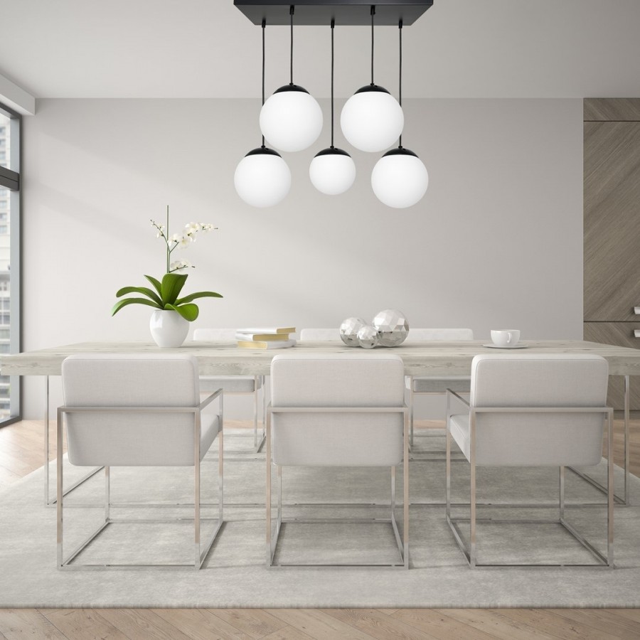 Szklana wielopuntowa lampa nad stołem