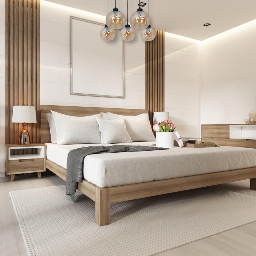 Szklane lapy wiszące nad łóżkiem w sypialni