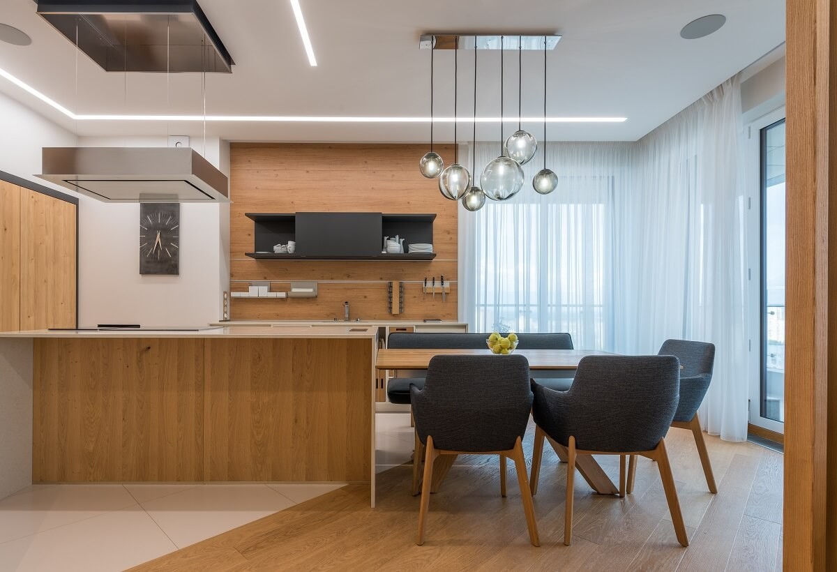 Szklane kule zawieszone na długich przewodach nad stołem