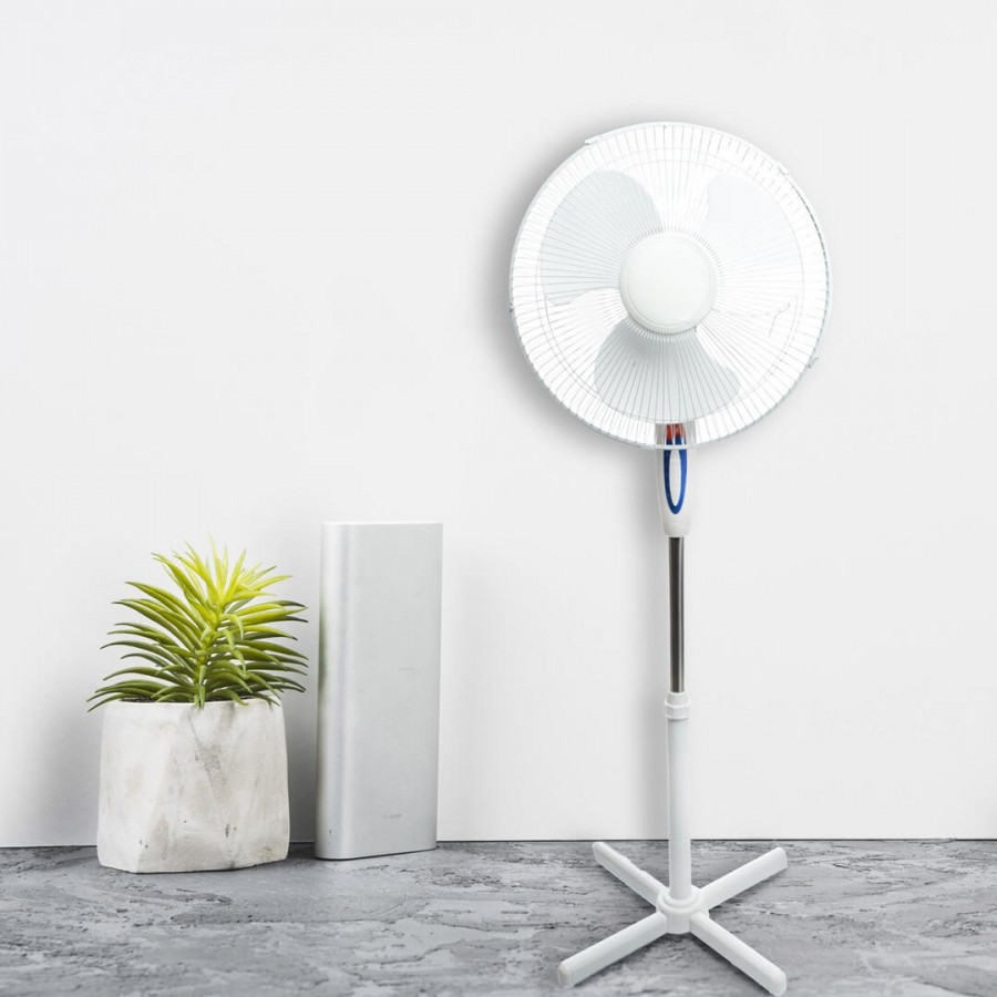 Biały wentylator stojący w aranżacji w pokoju 