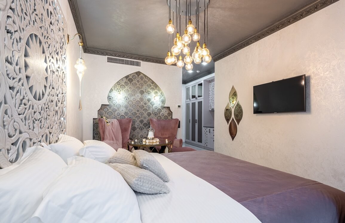 Wielopunktowa lampa szklana zainstalowana w eleganckiej sypialni