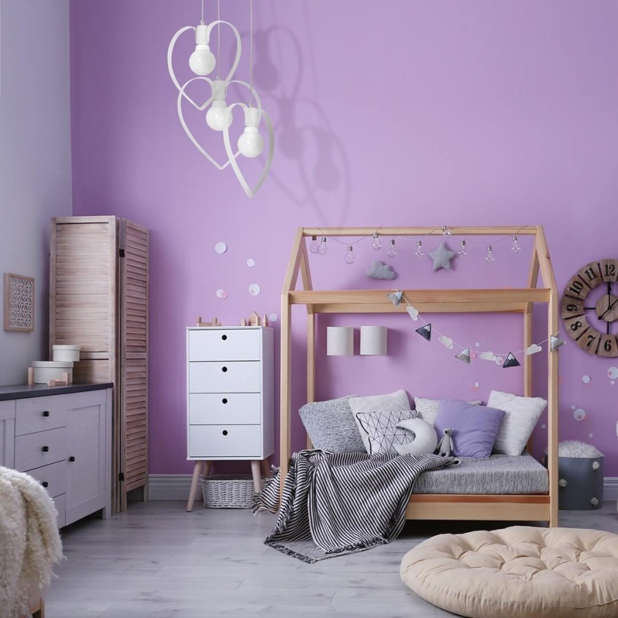 Biała lampa w kształcie serca w dziecięcej aranżacji