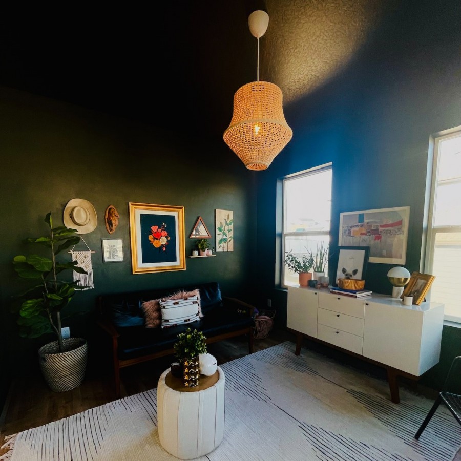 Rattanowa lampa wisząca w pokoju