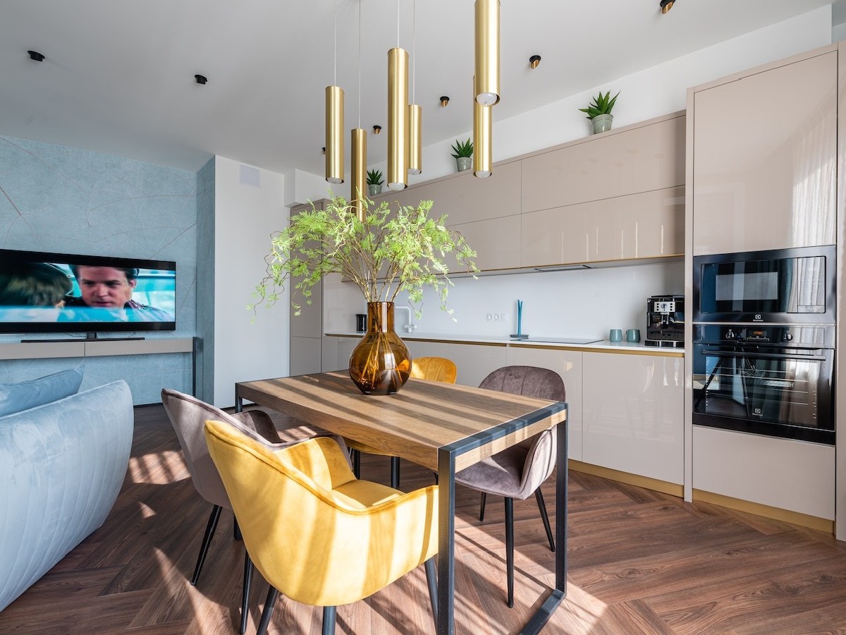 Złote lampy wiszące w salonie