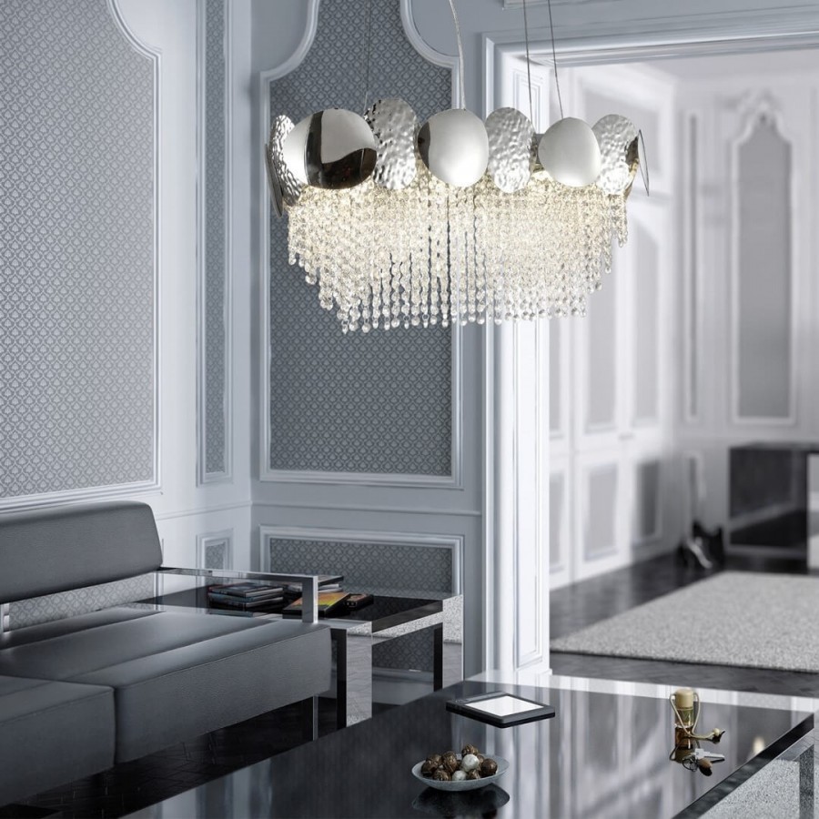 Kryształowy żyrandol w eleganckim salonie