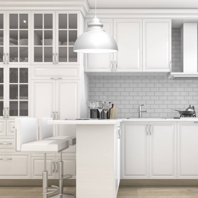 Biała lampa wisząca Corin nad kuchenną wyspą