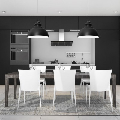 Dwie czarne lampy Corin zawieszone w jadalni nad stołem