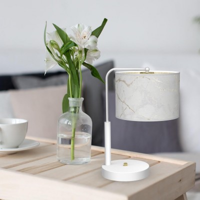 Lampa stołowa Senso ustawiona na stoliku obok bukietu kwiatów