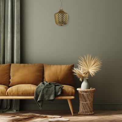 Złota wisząca lampa w salonie